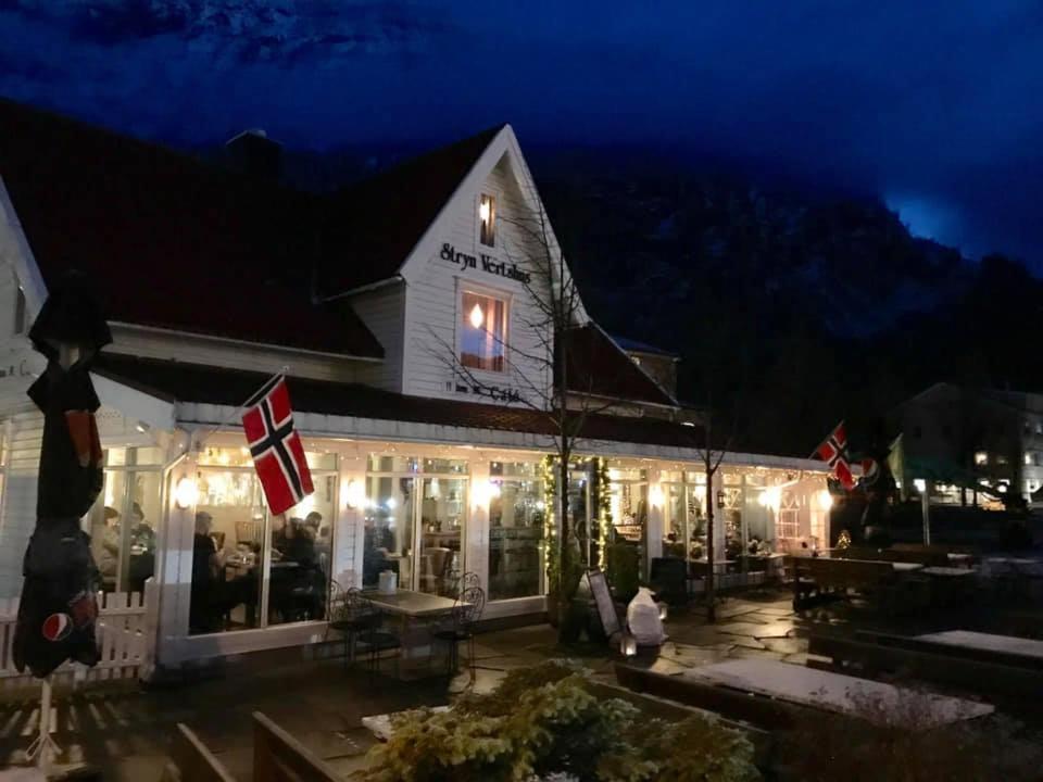 Stryn Kaffebar & Vertshus Exterior photo